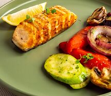 Стейк из лосося гриль с овощами