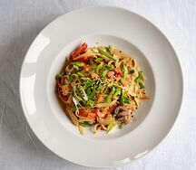 Wok с морепродуктами и овощами