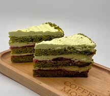 Фисташковый с малиной
