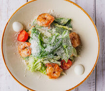 Салат Цезарь с креветками