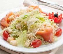 Салат Цезарь с семгой
