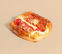 Слойка с пепперони и томатами
