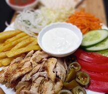 Шаверма с курицей на тарелке  