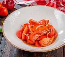 Салат из розовых помидоров с красным луком