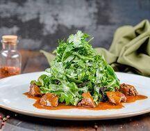 Теплый салат с куриной печенью