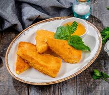 Жареный сулугуни с ягодным соусом