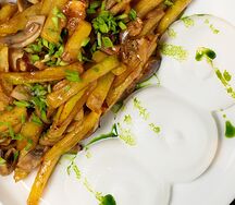 Жареный картофель с белыми грибами