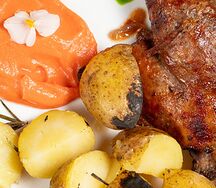 Утиная ножка с яблочным кремом и печеным картофелем