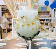 Молочный чай с черным сахаром и матча со льдом