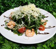 Салат с рукколой и тигровыми креветками