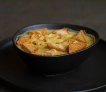 Луковый суп с сыром и гренками