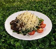 Салат с руколой и говяжьей вырезкой