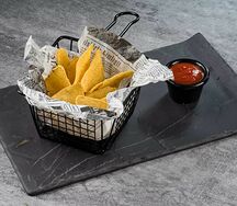 Начос с соусом сальса