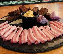 Сало с чесночными гренками