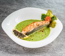 Стейк из лосося в сливочно-шпинатном соусе