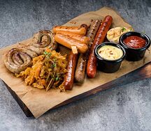 Ассорти Баварских колбасок с тушеной капустой