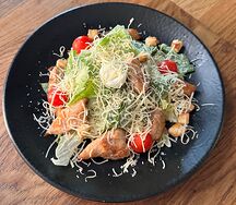 Салат Цезарь с курицей