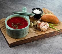 Борщ с булочкой и салом