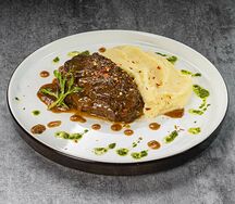 Томленые щечки в соусе демиглас