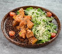 Теплый салат с курицей и хрустящими баклажанами