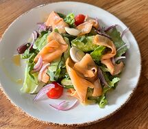 Салат с подкопченным лососем