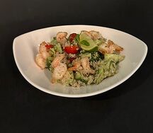 Салат с киноа, креветками и авокадо