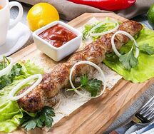 Люля-кебаб куриный с луком в лаваше