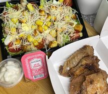 Бизнес ланч №5 Крылья Барбекю, салат Цезарь с курицей, соус