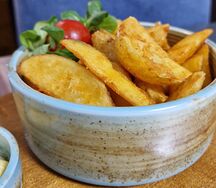 Картофель по-деревенски с соусом