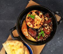 Сыр томино из печи с грушами и горячей фокаччей
