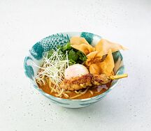 Лакса с курицей и креветками