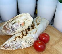 Шаурма с запеченным лососем, картофелем фри и соусами 