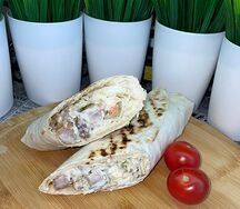 Шаурма с купатами с соусами томатный и горчичный