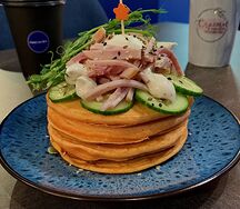 Пряные панкейки с бужениной из индейки