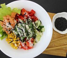 Поке боул с лососем, чукой и ореховым соусом