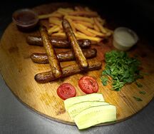 Колбаски гриль с картофелем фри 