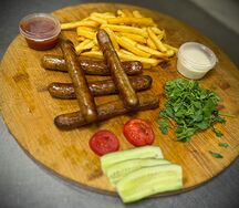 Колбаски гриль с картофелем фри 