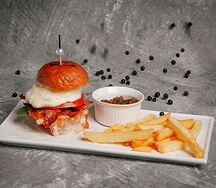 Бургер бриошь с жареными беконом и сыром, с картофелем фри и томатным соусом