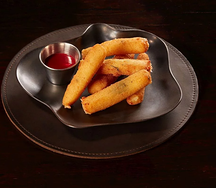 Сыр моцарелла жареный с соусом на выбор