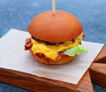 Бургер томленая свинина и ананас