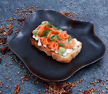 Брускетта со слабосоленым лососем, сливочным сыром и гуакомоле