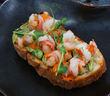 Брускетта с креветками, гуакамоле и соусом том ям