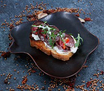 Брускетта с ростбифом и печеным перцем