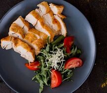 Салат с рукколой и курицей 