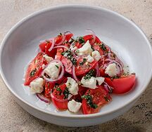 Томаты с овечьим сыром и травами