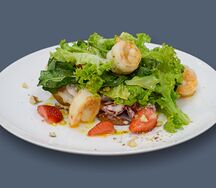 Салат с тигровыми креветками и томатами черри