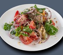 Салат с печёным баклажаном и розовыми томатами