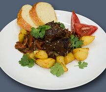 Бычье сердце с соусом и овощами