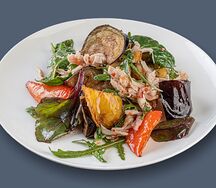 Тёплый салат с баклажаном и копчёной курочкой