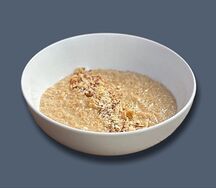 Каша овсяная с карамелью и орехом